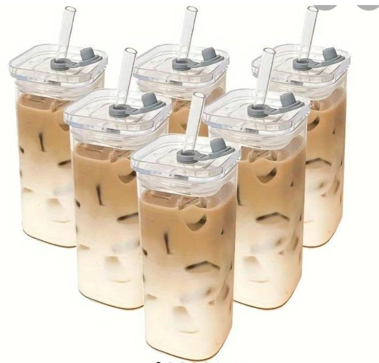 Tasse carrée transparente avec paille