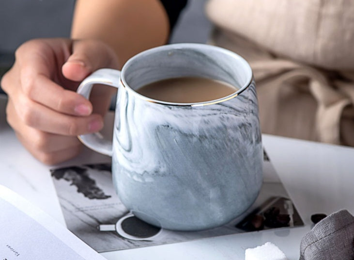 Tasse en céramique marbrée