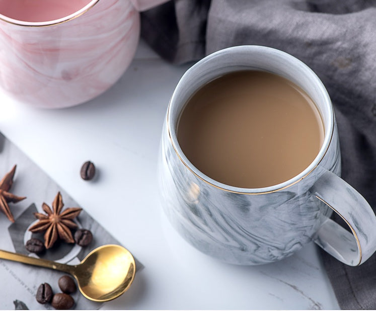 Tasse en céramique marbrée