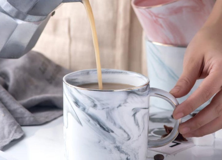 Tasse en céramique marbrée