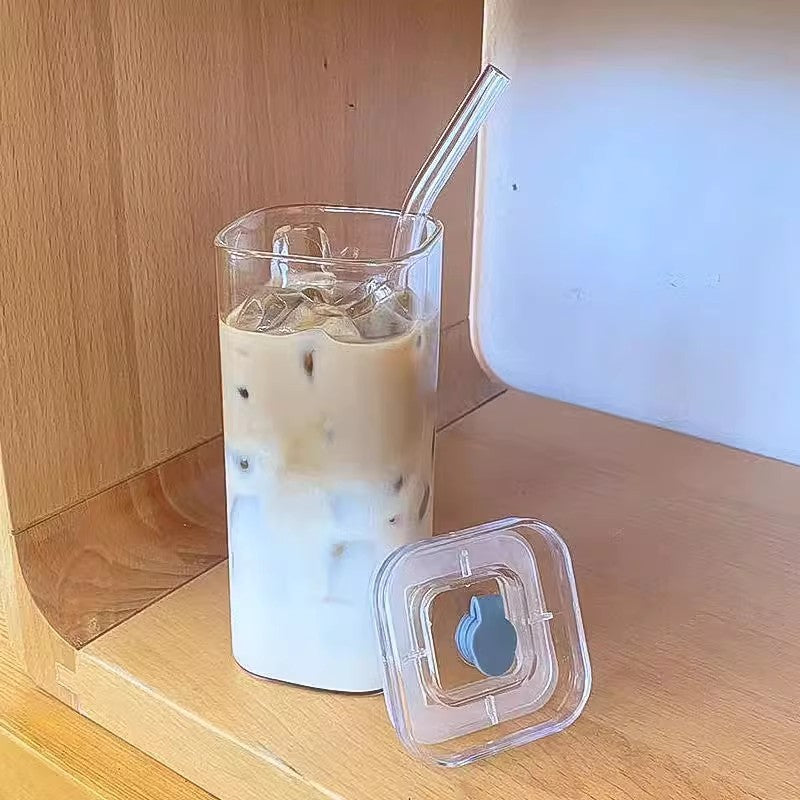 Tasse carrée transparente avec paille