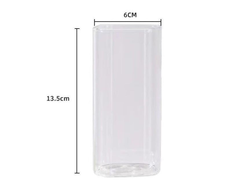 Tasse carrée transparente avec paille