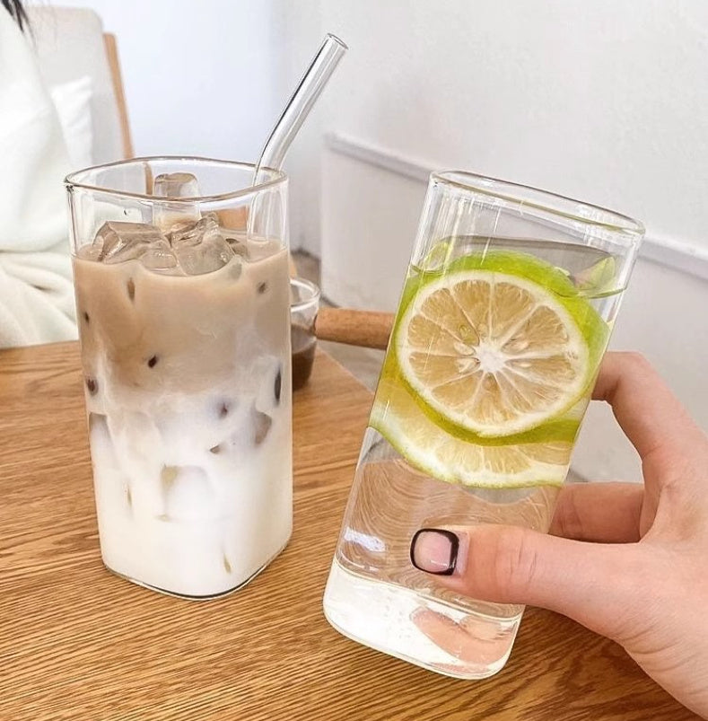 Tasse carrée transparente avec paille
