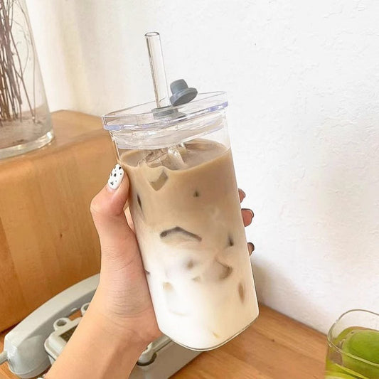 Tasse carrée transparente avec paille